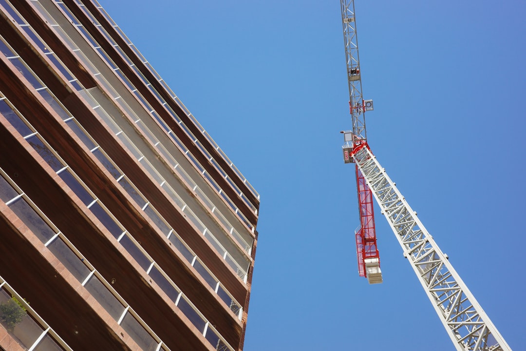 construction-crane-next-to-a-tall-building-dqffv-sazw0